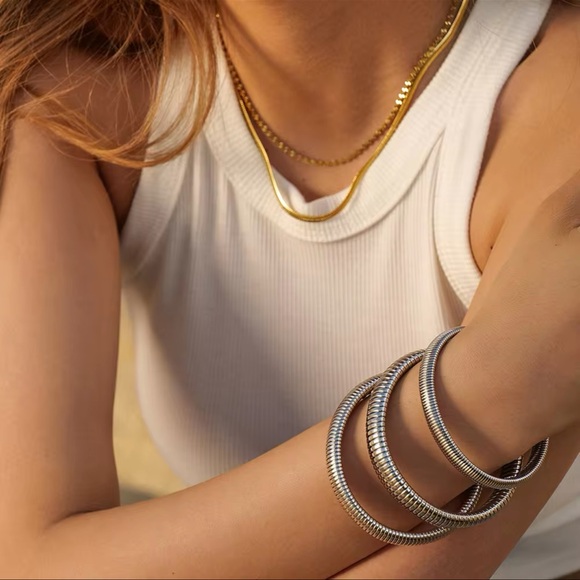 ◾️Silver Flexible Ribbed Designed Bracelet - Picture 2 of 16